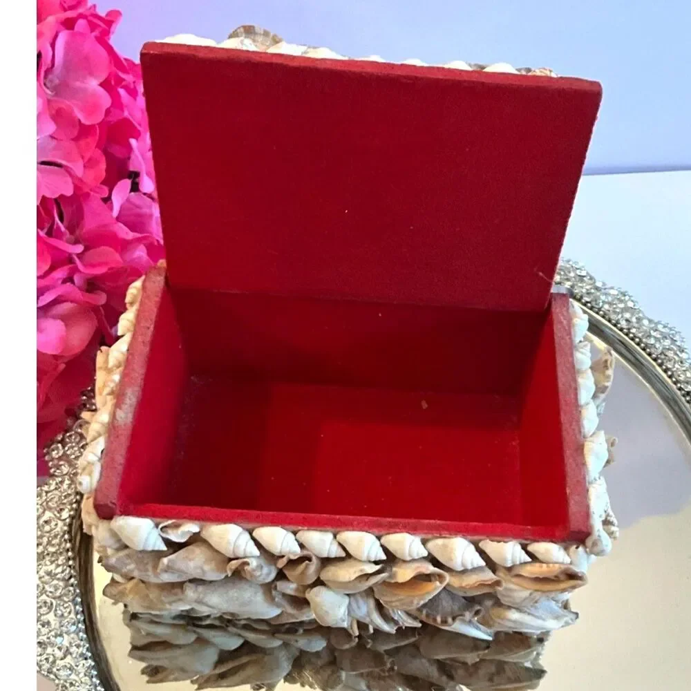 Best! Seashell trinket box; tramp art, souvenir shell box must see